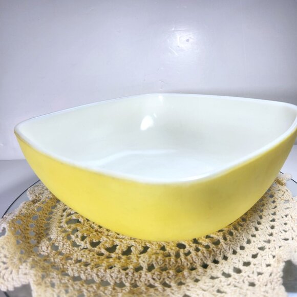 Pyrex Hostess Square Bowl Yellow Serving Dish Ovenware 2 1/2 Quart Vintage - Picture 11 of 11